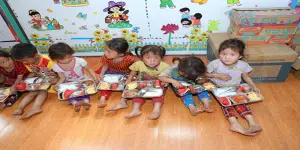 Ekip kết hợp cùng đội ngũ cô giáo nấu các suất ăn bổ dưỡng cho bé